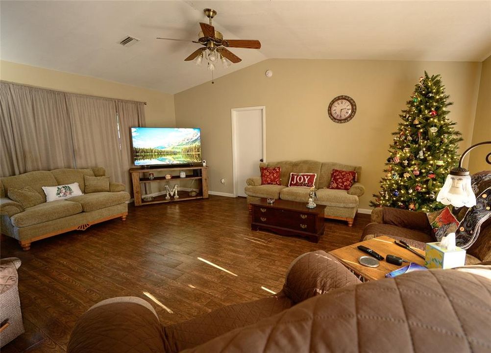 For Sale: $340,000 (3 beds, 2 baths, 1728 Square Feet)