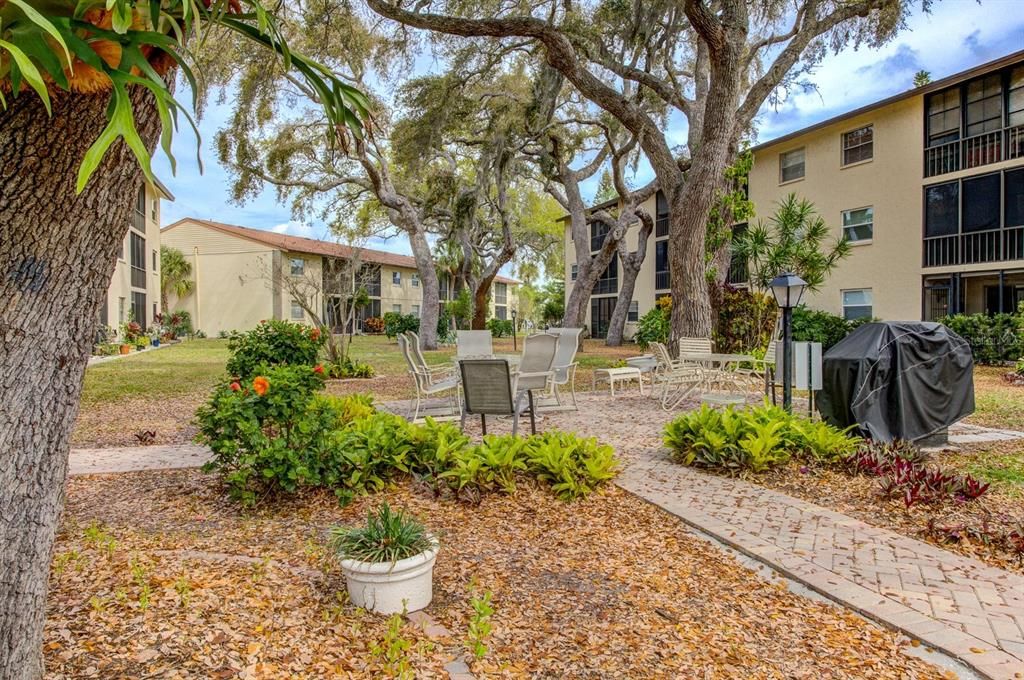 合同活跃: $174,000 (2 贝兹, 2 浴室, 951 平方英尺)