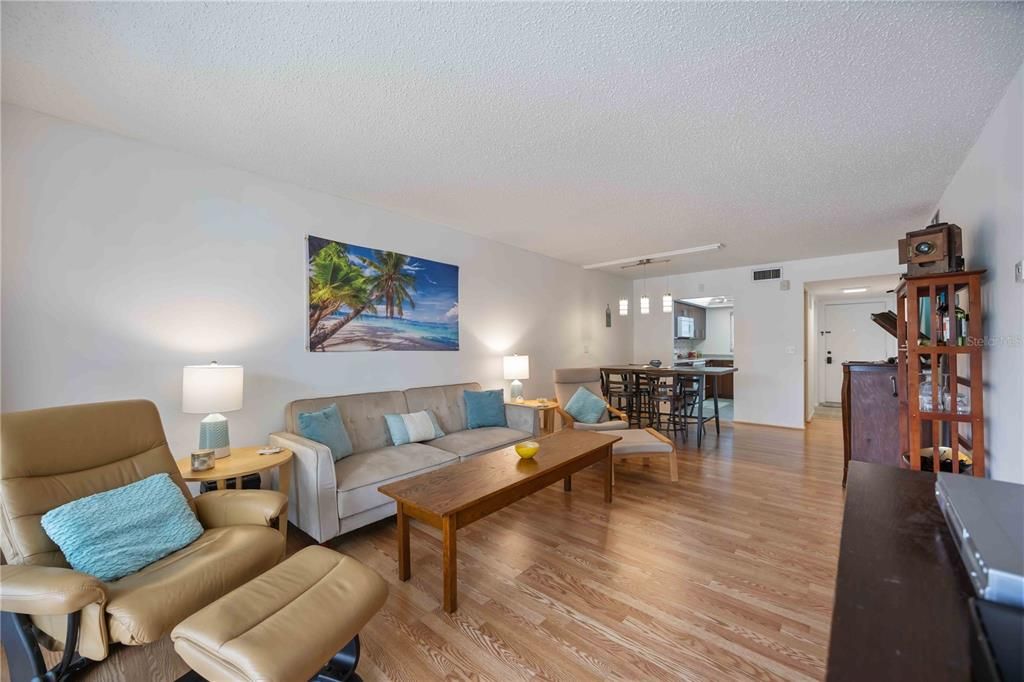 合同活跃: $174,000 (2 贝兹, 2 浴室, 951 平方英尺)