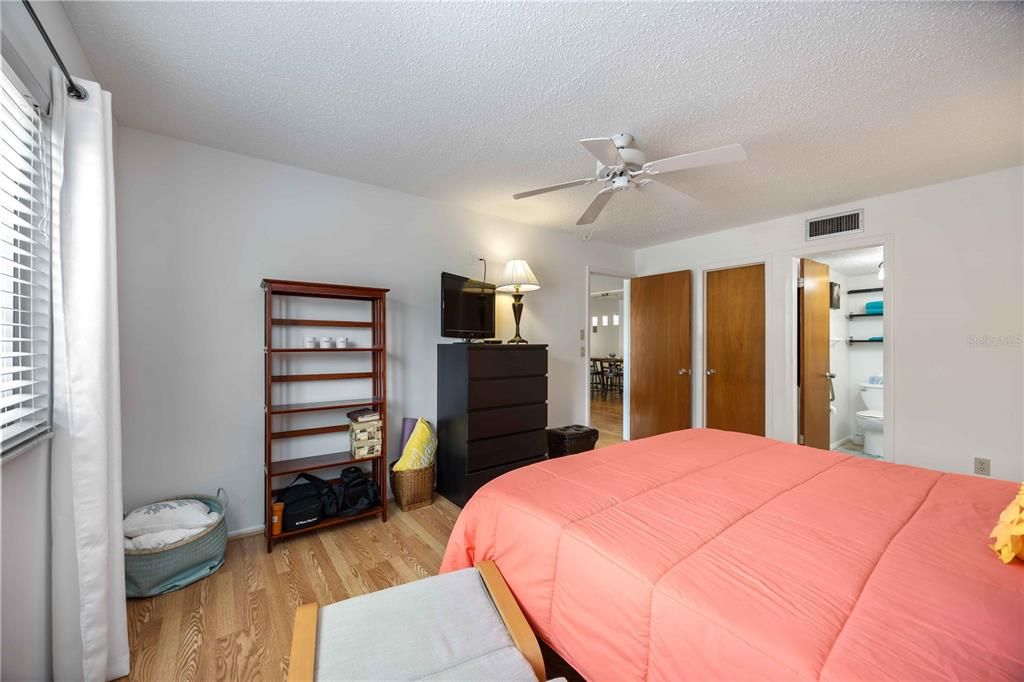 合同活跃: $174,000 (2 贝兹, 2 浴室, 951 平方英尺)