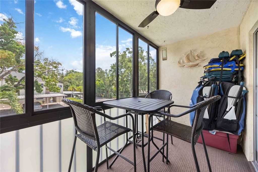 合同活跃: $174,000 (2 贝兹, 2 浴室, 951 平方英尺)