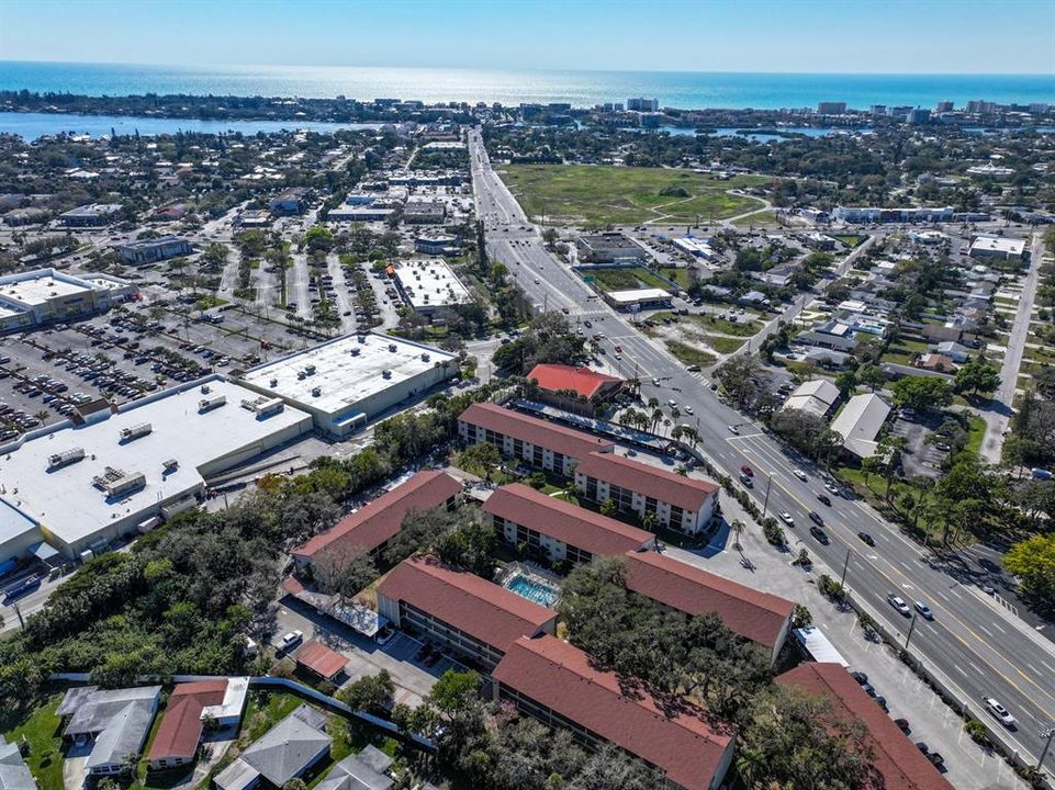 合同活跃: $174,000 (2 贝兹, 2 浴室, 951 平方英尺)