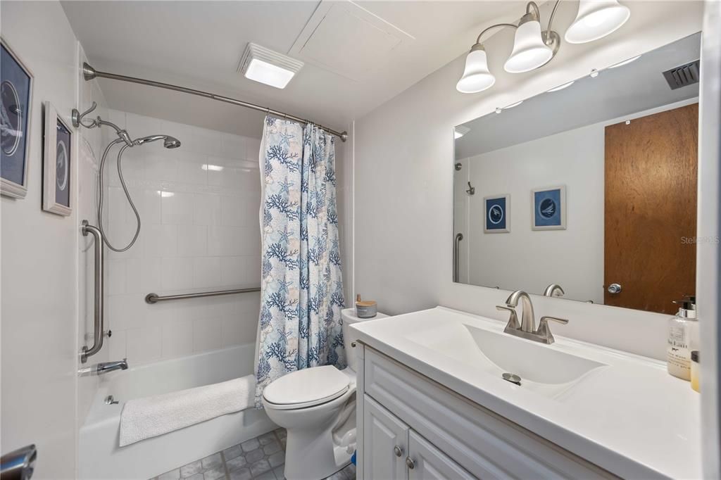 合同活跃: $174,000 (2 贝兹, 2 浴室, 951 平方英尺)