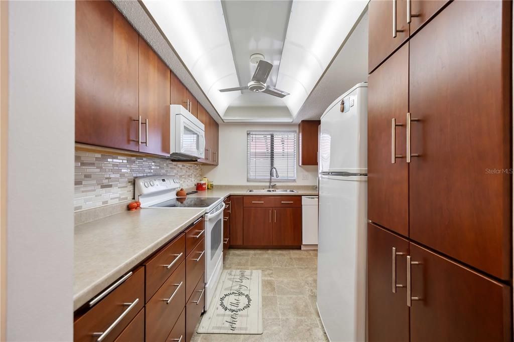 合同活跃: $174,000 (2 贝兹, 2 浴室, 951 平方英尺)