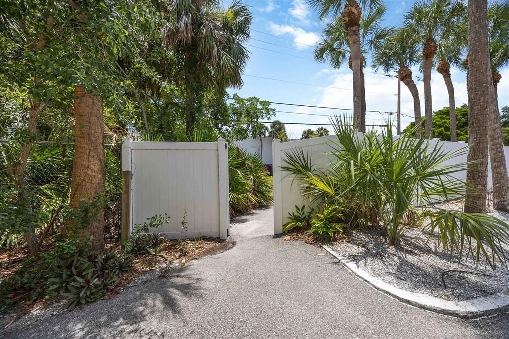 合同活跃: $174,000 (2 贝兹, 2 浴室, 951 平方英尺)