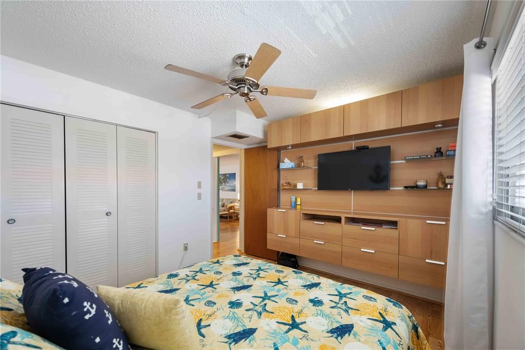 合同活跃: $174,000 (2 贝兹, 2 浴室, 951 平方英尺)