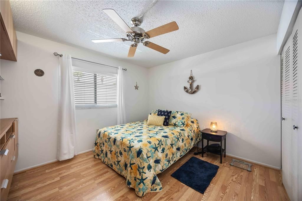 合同活跃: $174,000 (2 贝兹, 2 浴室, 951 平方英尺)