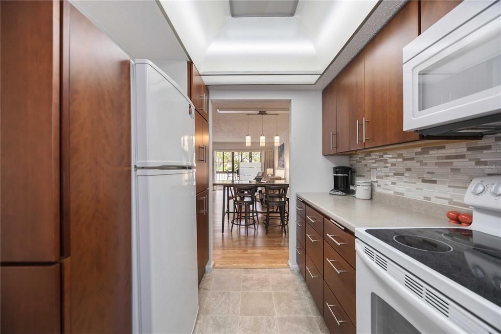 合同活跃: $174,000 (2 贝兹, 2 浴室, 951 平方英尺)