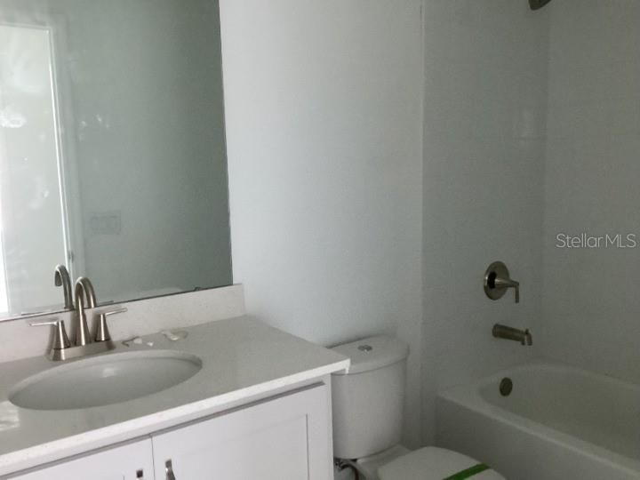 Activo con contrato: $401,180 (3 camas, 2 baños, 1654 Pies cuadrados)