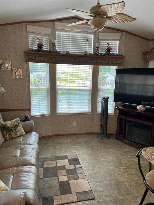 待售: $154,000 (1 贝兹, 1 浴室, 950 平方英尺)