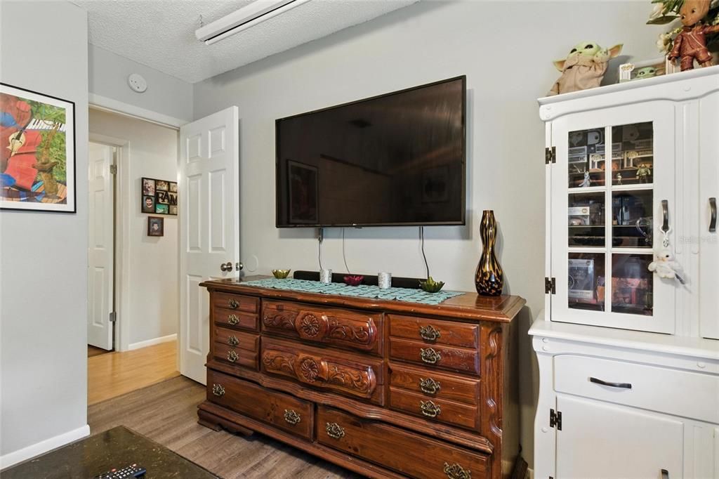 Activo con contrato: $369,900 (4 camas, 3 baños, 2206 Pies cuadrados)