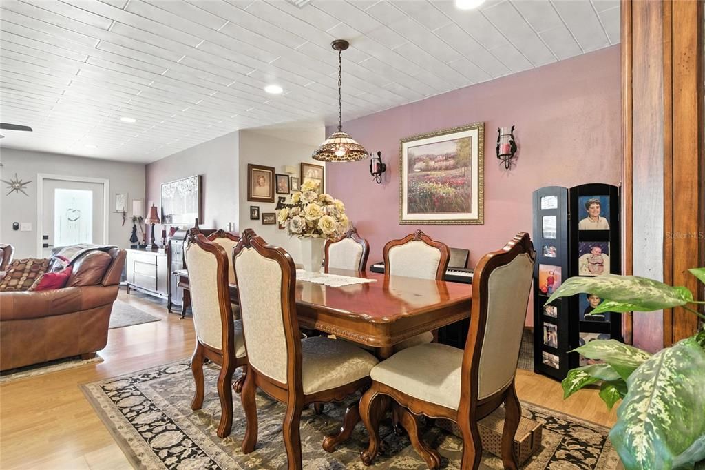 Activo con contrato: $369,900 (4 camas, 3 baños, 2206 Pies cuadrados)