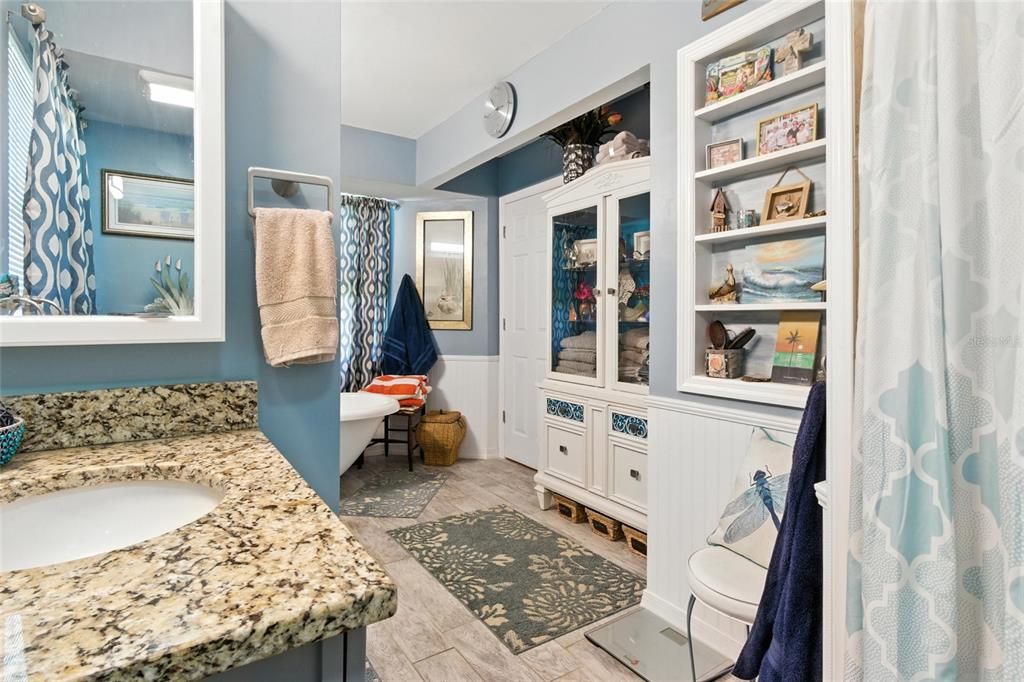 Activo con contrato: $369,900 (4 camas, 3 baños, 2206 Pies cuadrados)