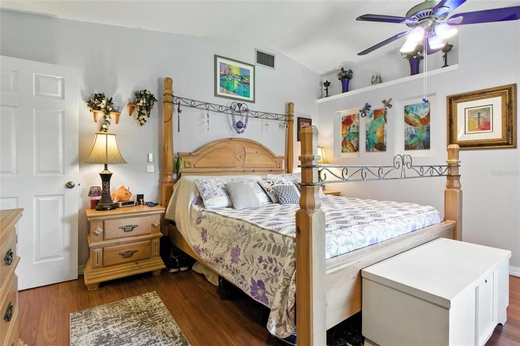 Activo con contrato: $369,900 (4 camas, 3 baños, 2206 Pies cuadrados)