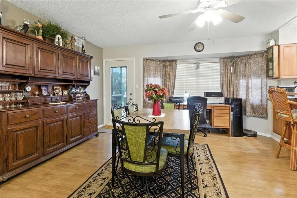 Activo con contrato: $369,900 (4 camas, 3 baños, 2206 Pies cuadrados)