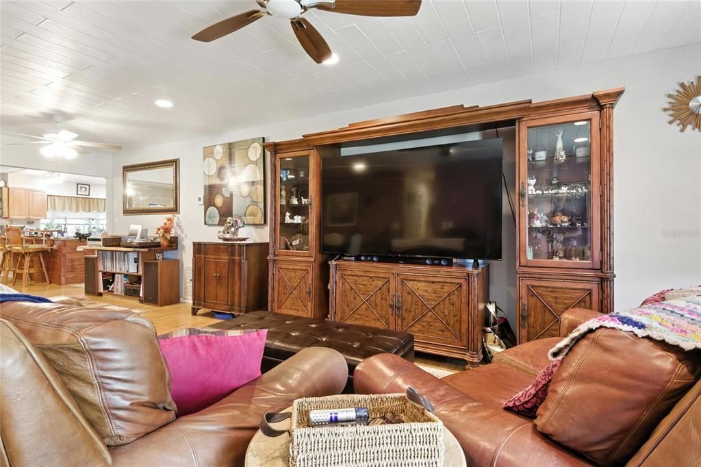 Activo con contrato: $369,900 (4 camas, 3 baños, 2206 Pies cuadrados)