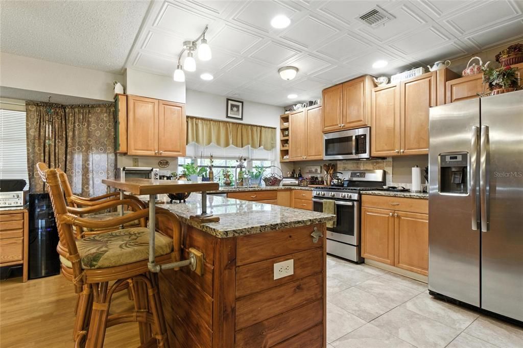 Activo con contrato: $369,900 (4 camas, 3 baños, 2206 Pies cuadrados)