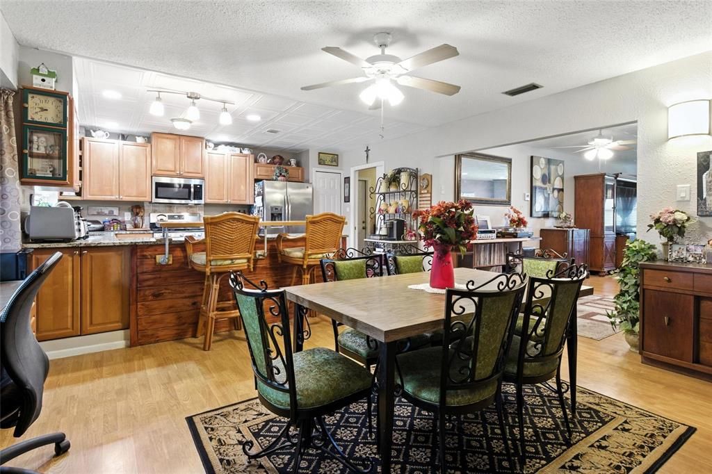 Activo con contrato: $369,900 (4 camas, 3 baños, 2206 Pies cuadrados)