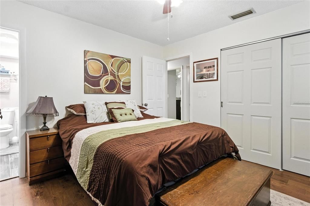 Activo con contrato: $369,900 (4 camas, 3 baños, 2206 Pies cuadrados)