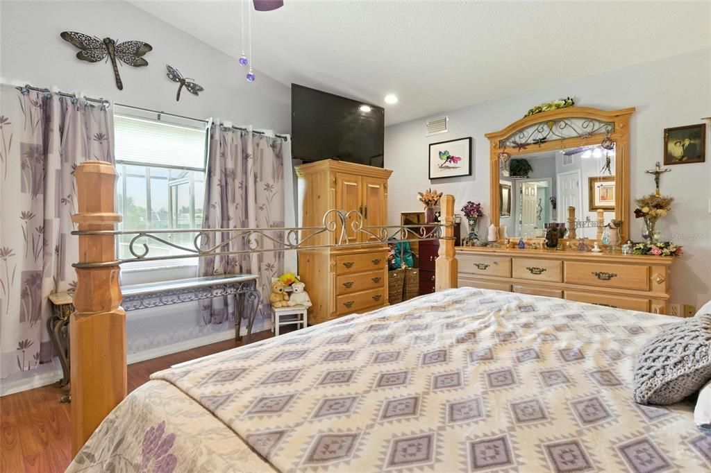 Activo con contrato: $369,900 (4 camas, 3 baños, 2206 Pies cuadrados)