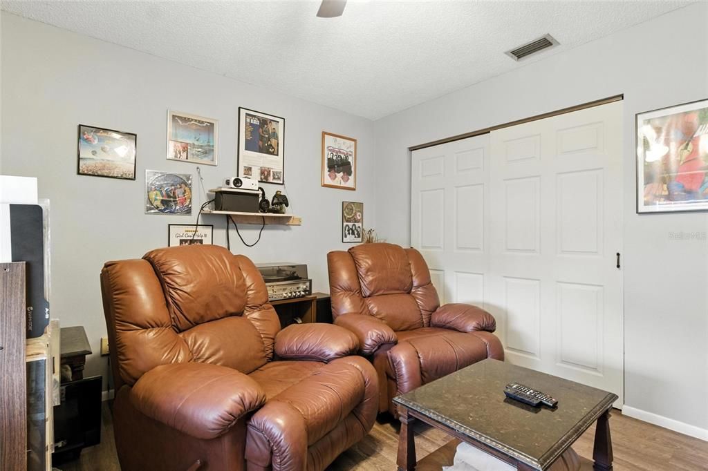 Activo con contrato: $369,900 (4 camas, 3 baños, 2206 Pies cuadrados)