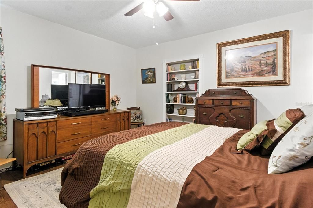 Activo con contrato: $369,900 (4 camas, 3 baños, 2206 Pies cuadrados)