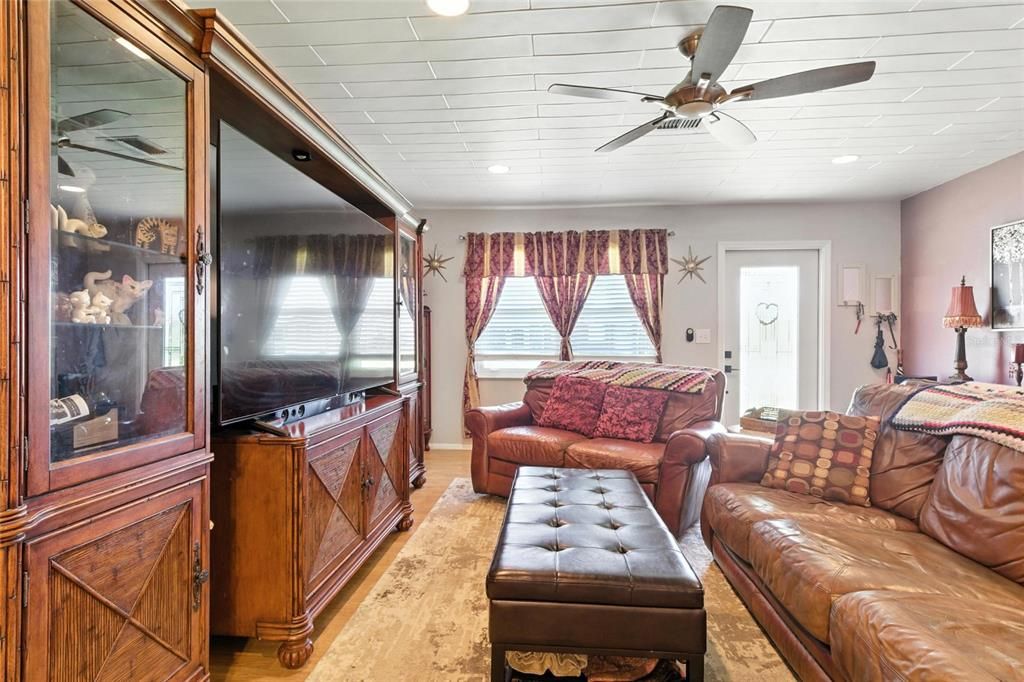 Activo con contrato: $369,900 (4 camas, 3 baños, 2206 Pies cuadrados)