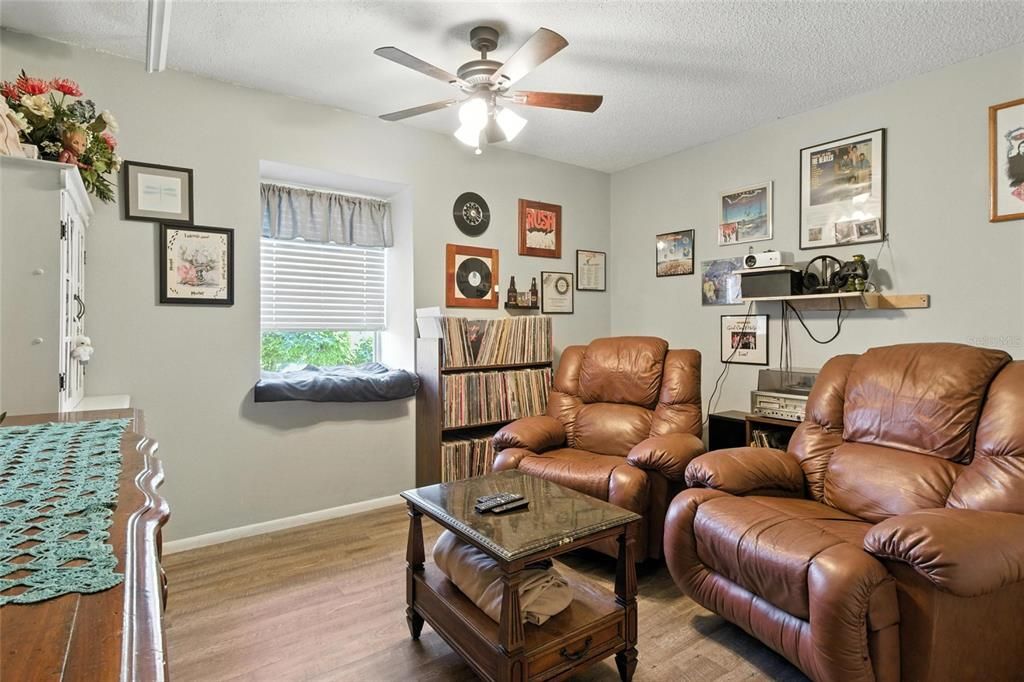 Activo con contrato: $369,900 (4 camas, 3 baños, 2206 Pies cuadrados)