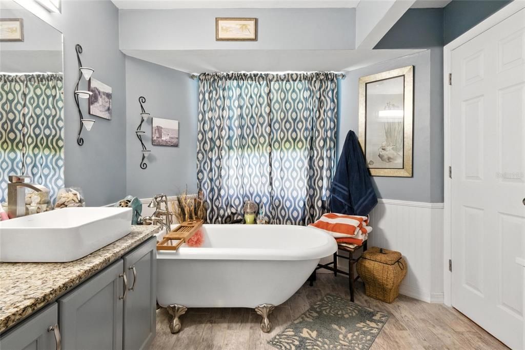 Activo con contrato: $369,900 (4 camas, 3 baños, 2206 Pies cuadrados)