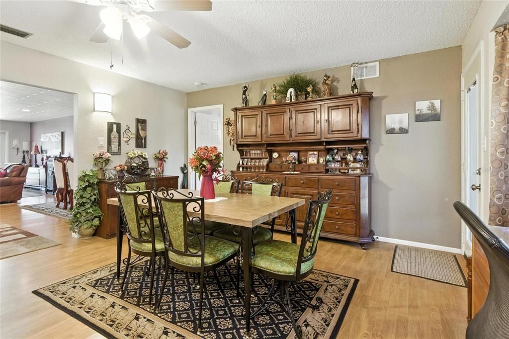 Activo con contrato: $369,900 (4 camas, 3 baños, 2206 Pies cuadrados)