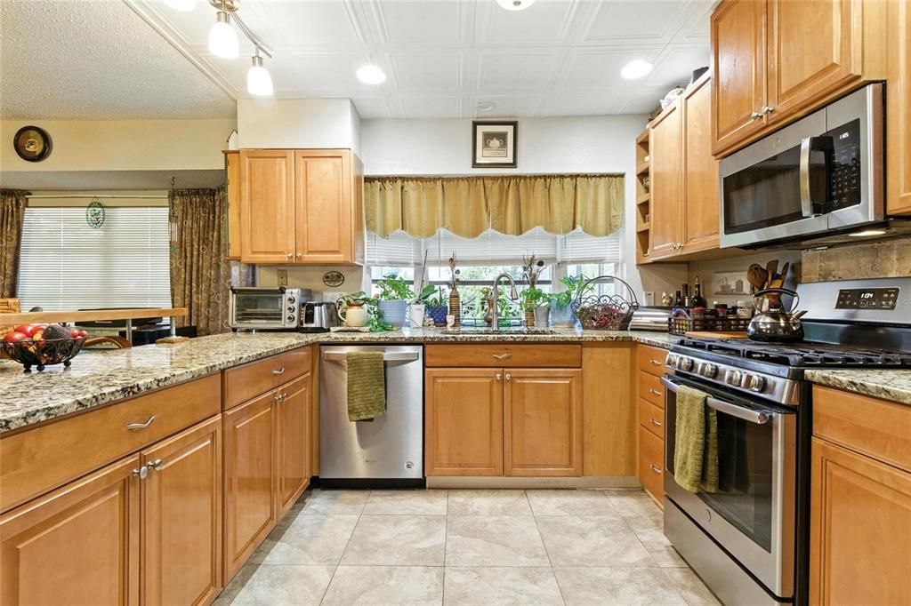 Activo con contrato: $369,900 (4 camas, 3 baños, 2206 Pies cuadrados)