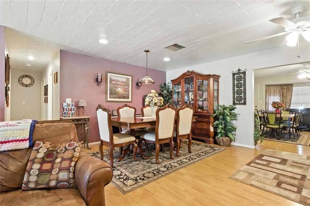 Activo con contrato: $369,900 (4 camas, 3 baños, 2206 Pies cuadrados)