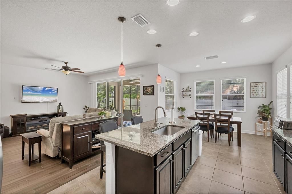 Activo con contrato: $650,000 (4 camas, 4 baños, 2771 Pies cuadrados)