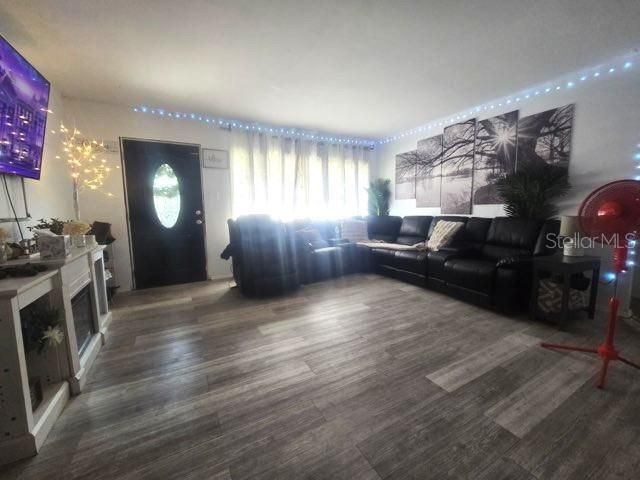 For Sale: $205,000 (2 beds, 1 baths, 983 Square Feet)