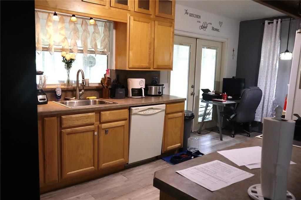 For Sale: $205,000 (2 beds, 1 baths, 983 Square Feet)