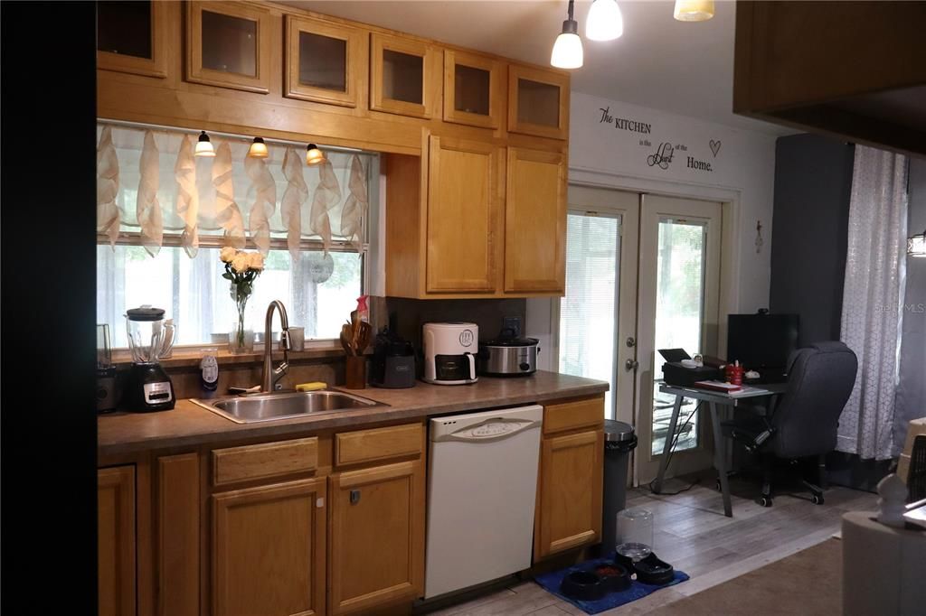 For Sale: $205,000 (2 beds, 1 baths, 983 Square Feet)