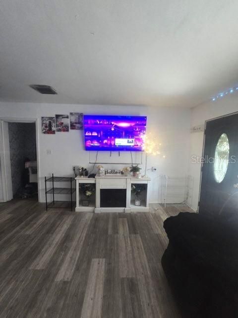 For Sale: $205,000 (2 beds, 1 baths, 983 Square Feet)