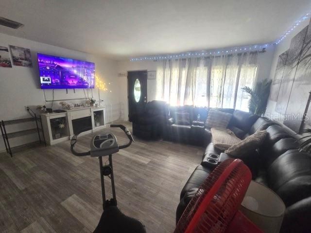 For Sale: $205,000 (2 beds, 1 baths, 983 Square Feet)