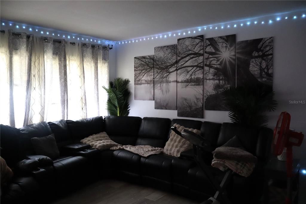 For Sale: $205,000 (2 beds, 1 baths, 983 Square Feet)