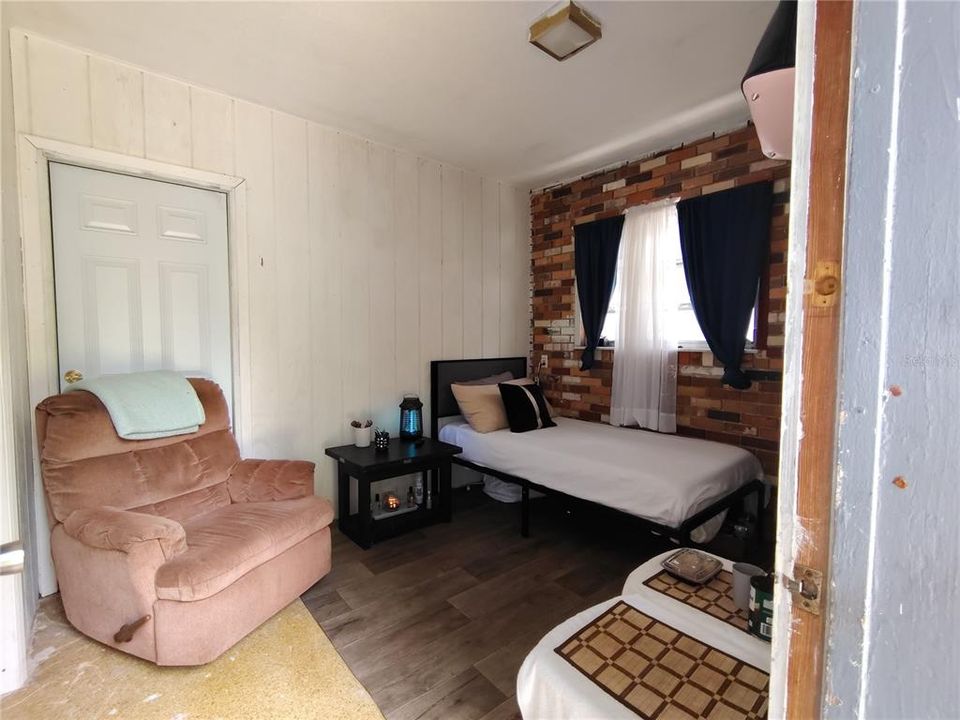 For Sale: $205,000 (2 beds, 1 baths, 983 Square Feet)