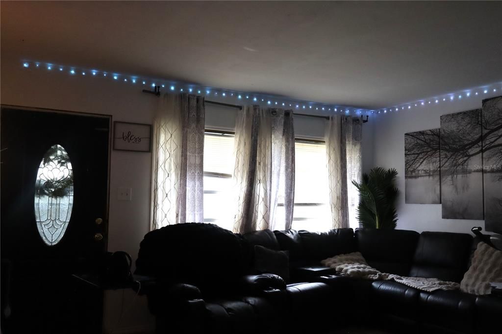 For Sale: $205,000 (2 beds, 1 baths, 983 Square Feet)