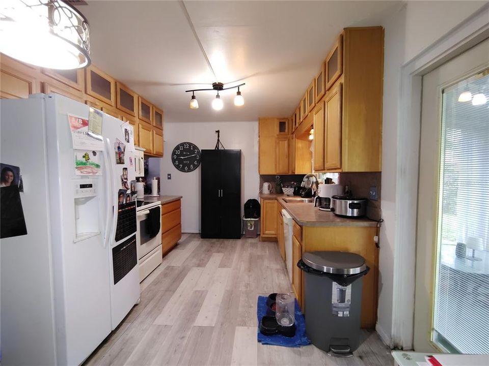 For Sale: $205,000 (2 beds, 1 baths, 983 Square Feet)