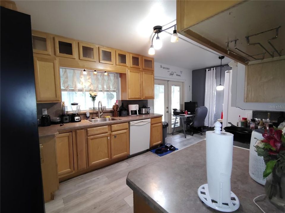 For Sale: $205,000 (2 beds, 1 baths, 983 Square Feet)