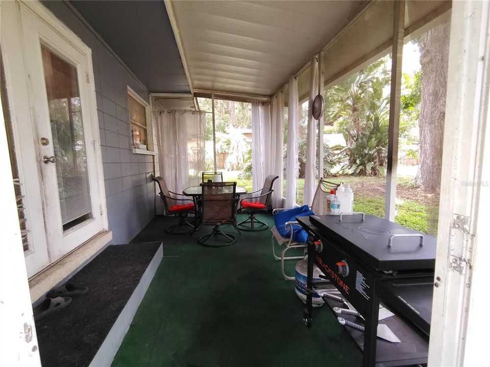 For Sale: $205,000 (2 beds, 1 baths, 983 Square Feet)