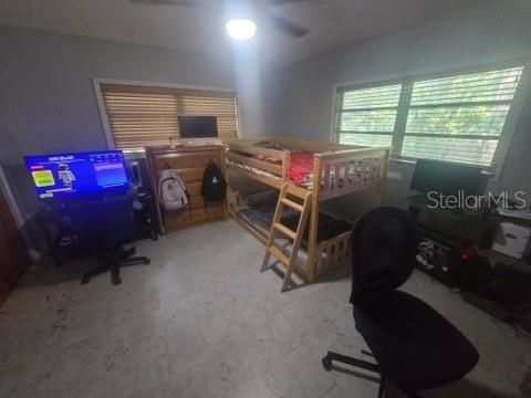 For Sale: $205,000 (2 beds, 1 baths, 983 Square Feet)