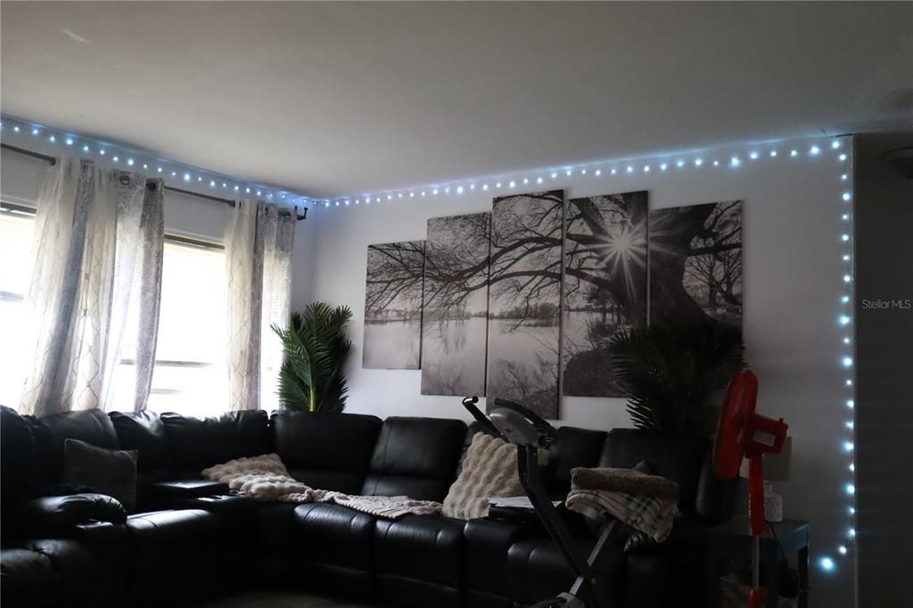 For Sale: $205,000 (2 beds, 1 baths, 983 Square Feet)