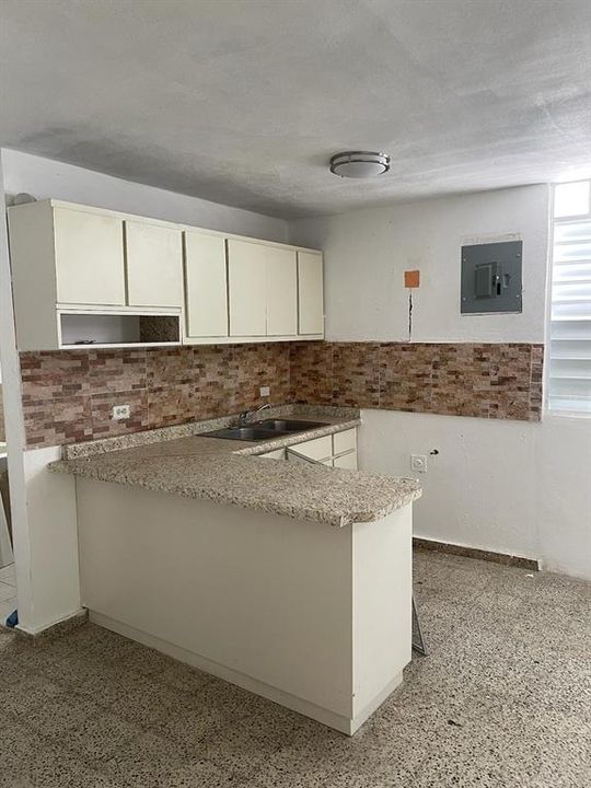 En Venta: $185,000 (3 camas, 2 baños, 2218 Pies cuadrados)