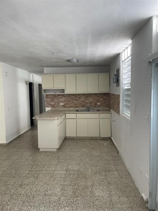En Venta: $185,000 (3 camas, 2 baños, 2218 Pies cuadrados)