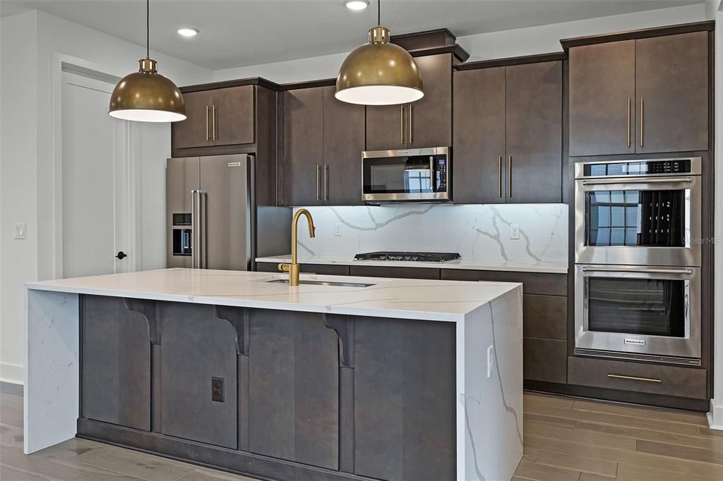 合同活跃: $690,000 (3 贝兹, 2 浴室, 1775 平方英尺)