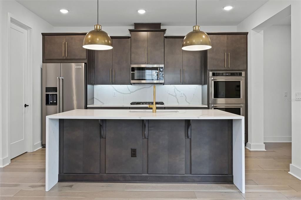 合同活跃: $690,000 (3 贝兹, 2 浴室, 1775 平方英尺)